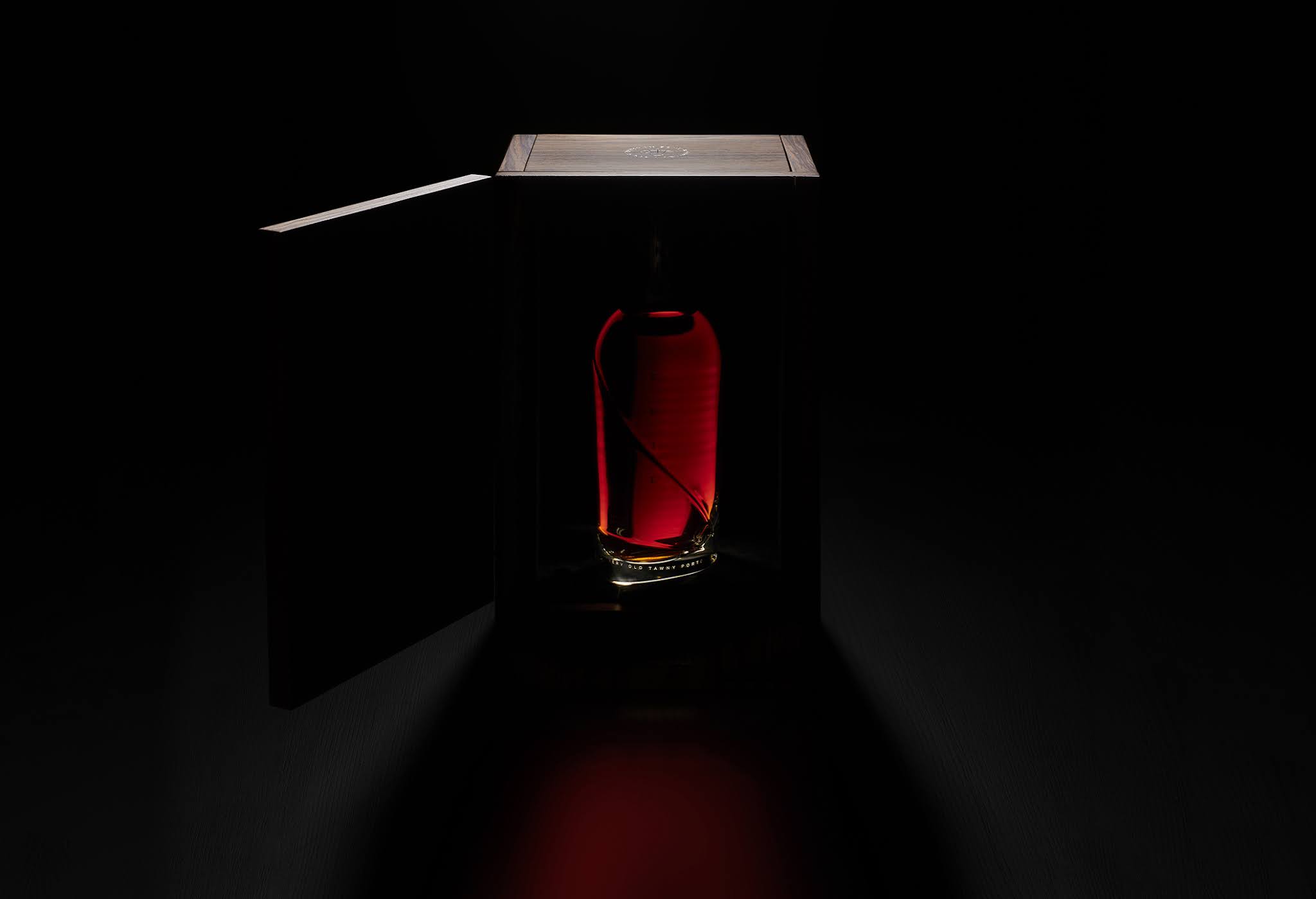 紫檀木水晶瓶的葡萄酒包裝非常奢華(圖4) 紫檀木水晶瓶的葡萄酒包裝非常奢華(圖4)