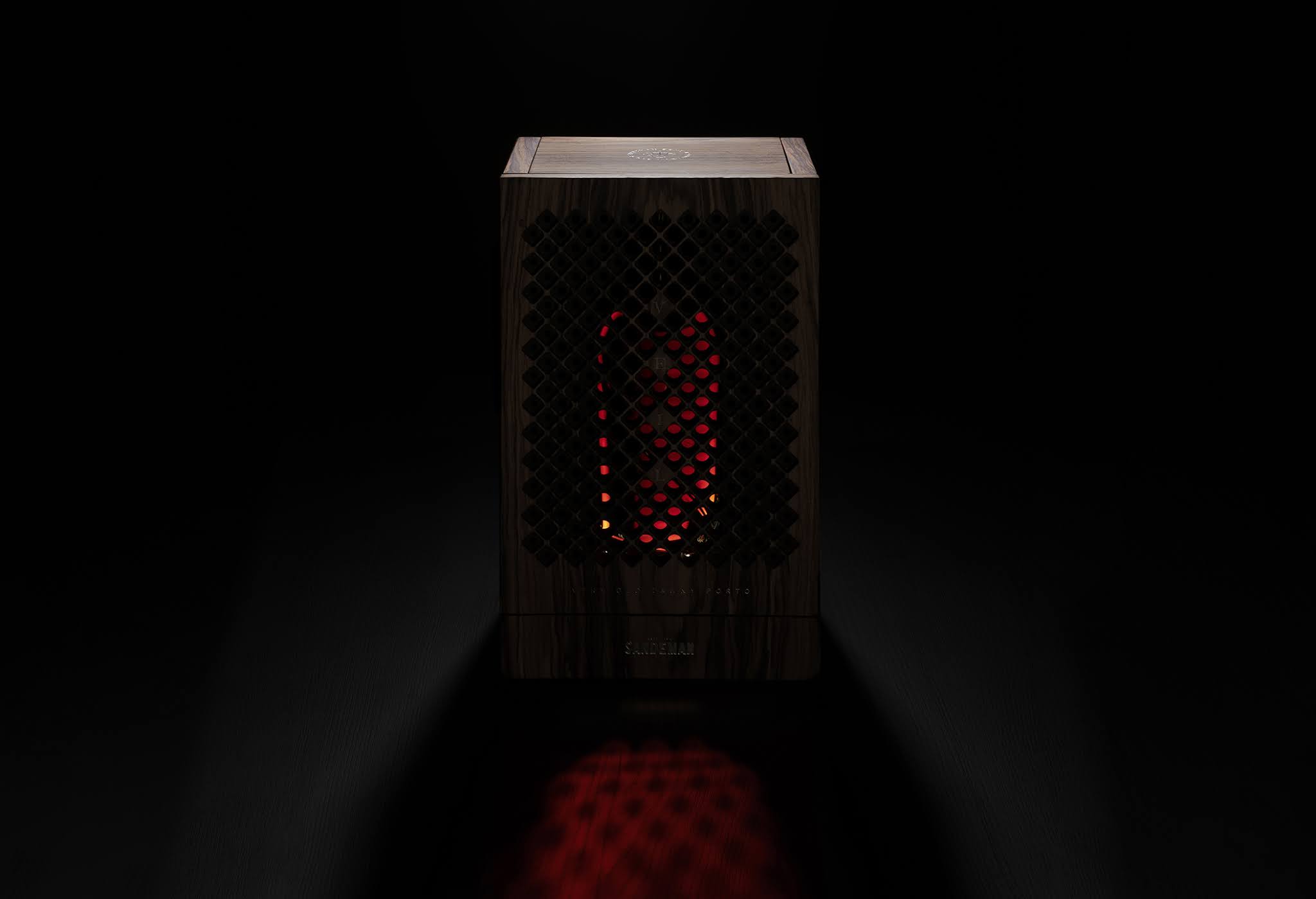 紫檀木水晶瓶的葡萄酒包裝非常奢華(圖3) 紫檀木水晶瓶的葡萄酒包裝非常奢華(圖3)