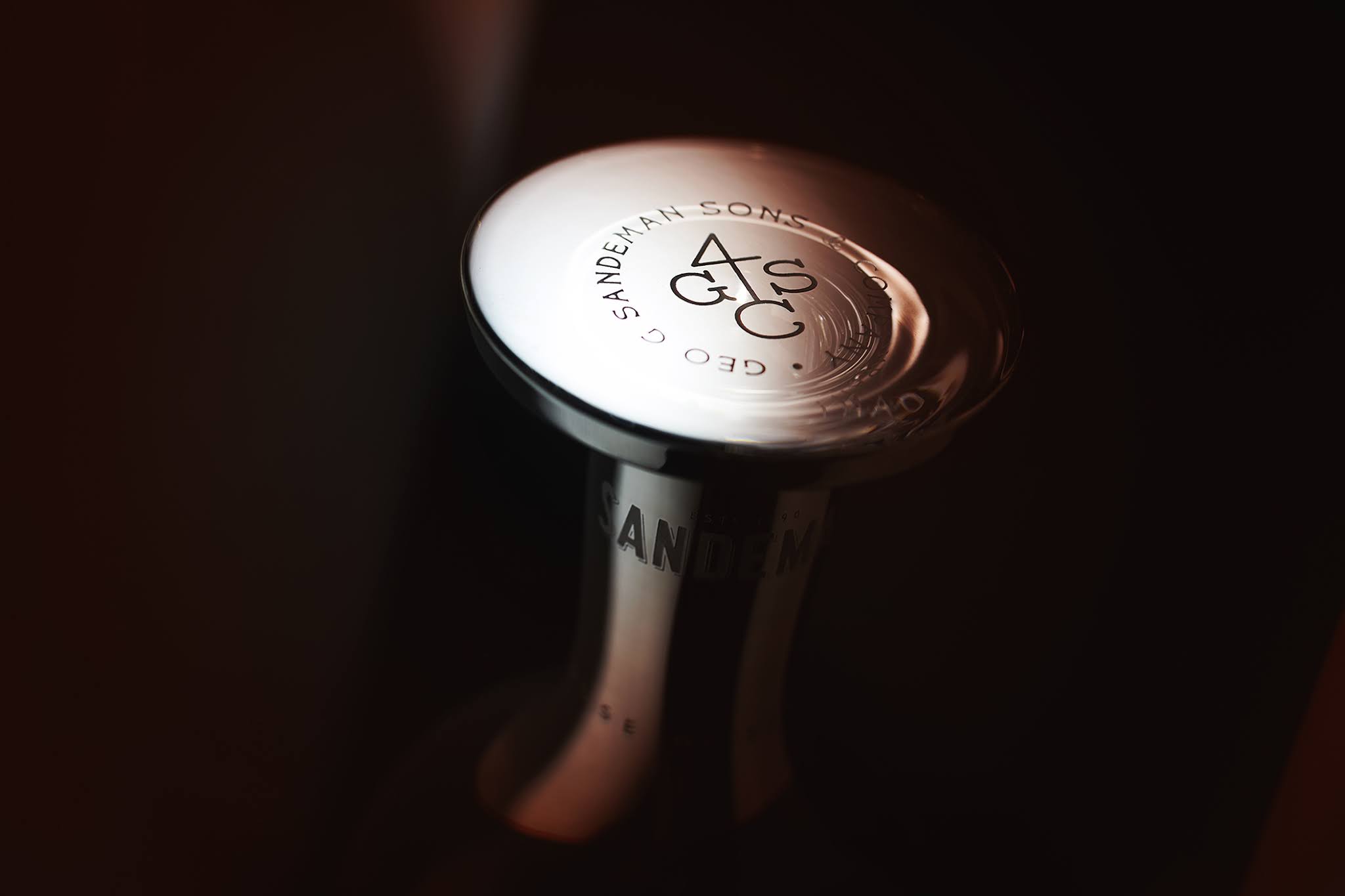 紫檀木水晶瓶的葡萄酒包裝非常奢華(圖6) 紫檀木水晶瓶的葡萄酒包裝非常奢華(圖6)