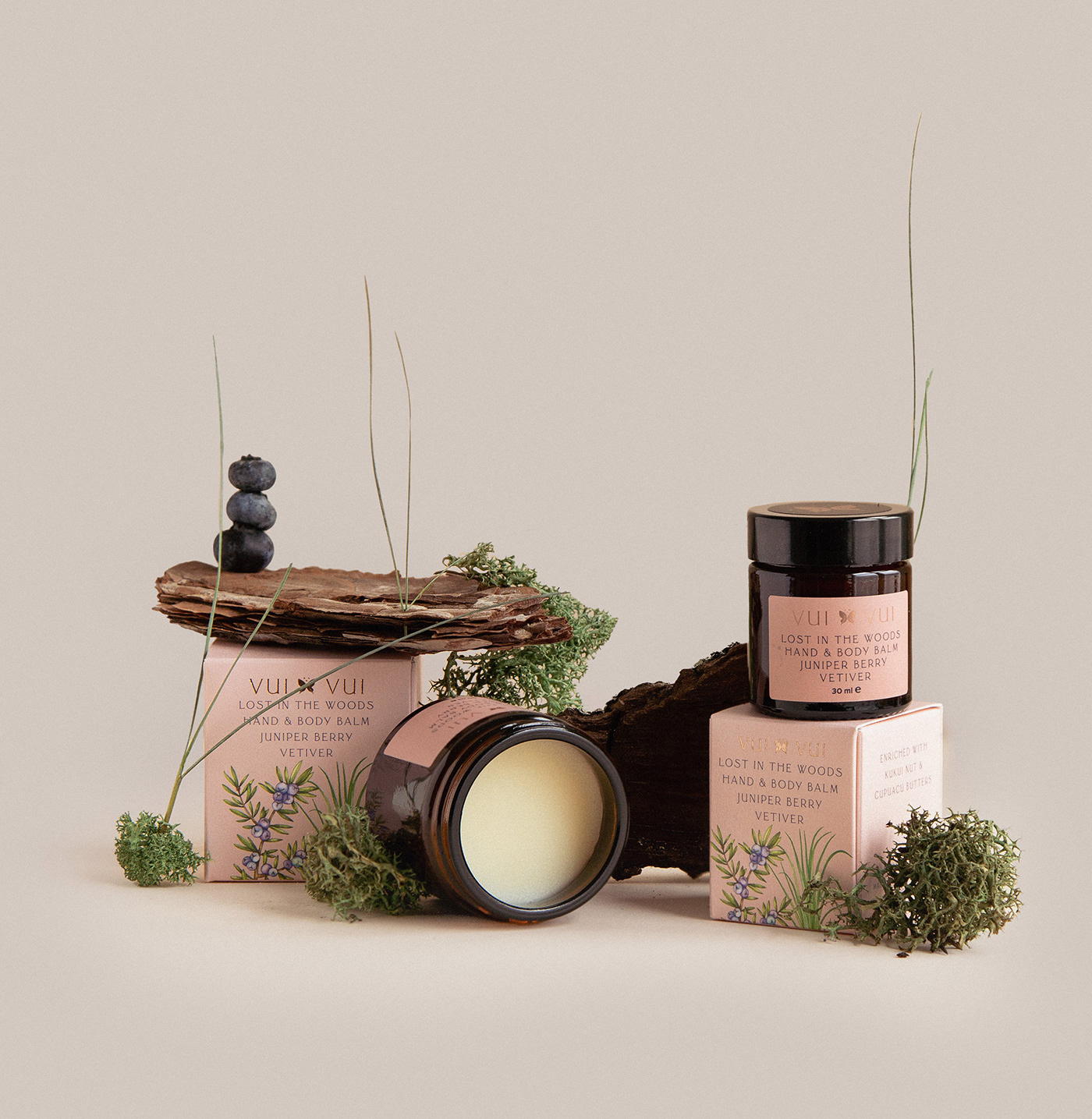 能讓人想起傳統(tǒng)的植物學(xué)書籍的護(hù)膚品包裝設(shè)計(jì)(圖11)