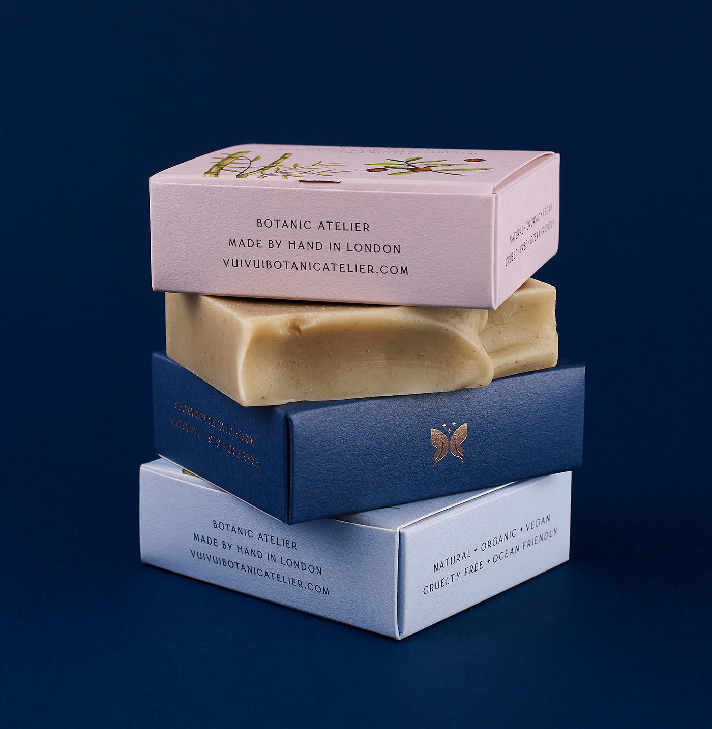 能讓人想起傳統(tǒng)的植物學(xué)書籍的護(hù)膚品包裝設(shè)計(jì)(圖12)