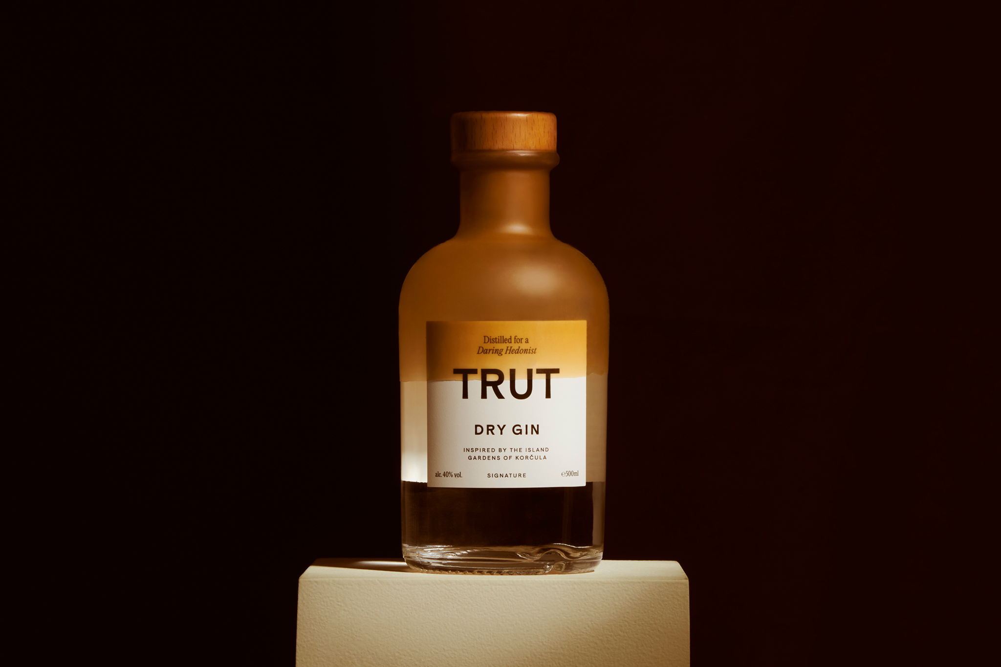 TRUT酒包裝，迷人的酒瓶專注于每一個(gè)設(shè)計(jì)細(xì)節(jié)(圖1)