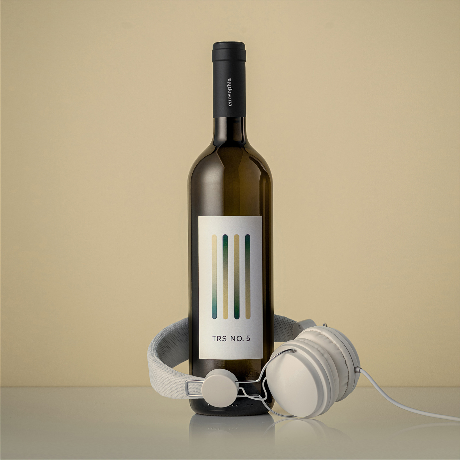 帶有可播放音樂的互動標簽的葡萄酒包裝這樣設計(圖3)