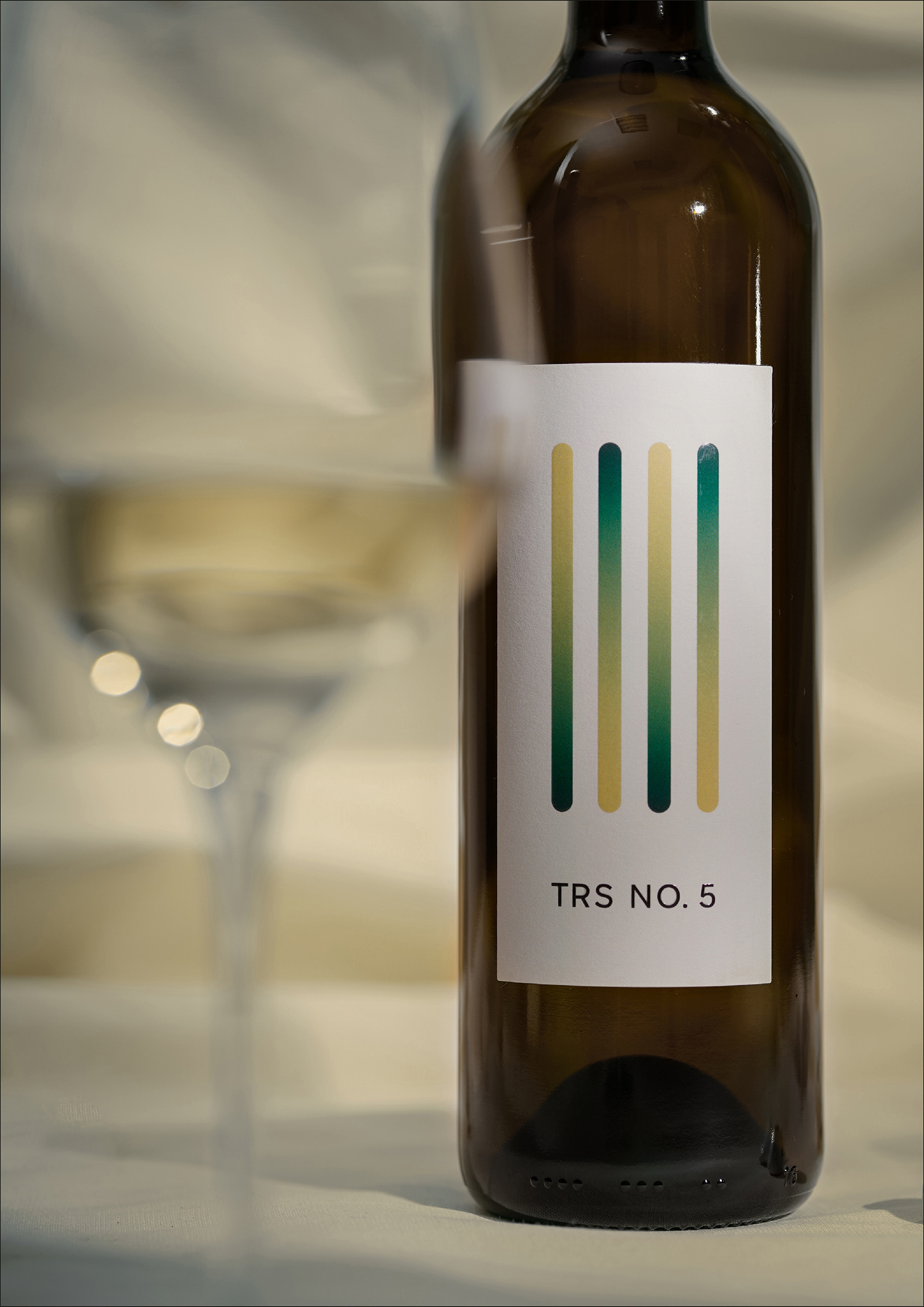 帶有可播放音樂的互動標簽的葡萄酒包裝這樣設計(圖4)