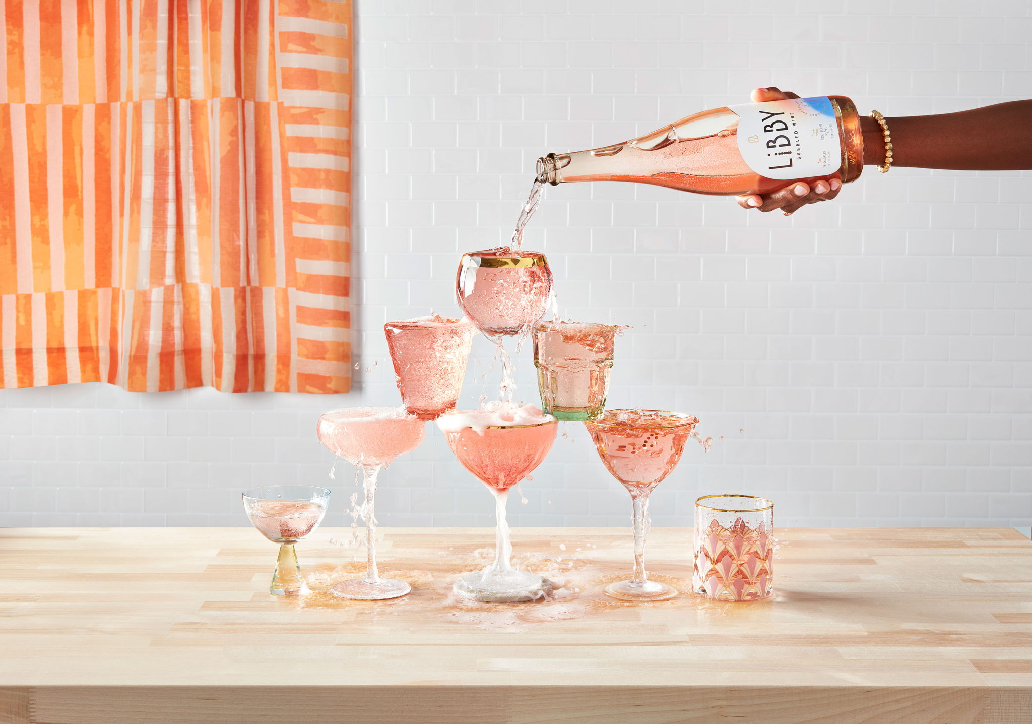 起泡葡萄酒包裝這樣設計有趣并充滿活力(圖4) 起泡葡萄酒包裝這樣設計有趣并充滿活力(圖4)