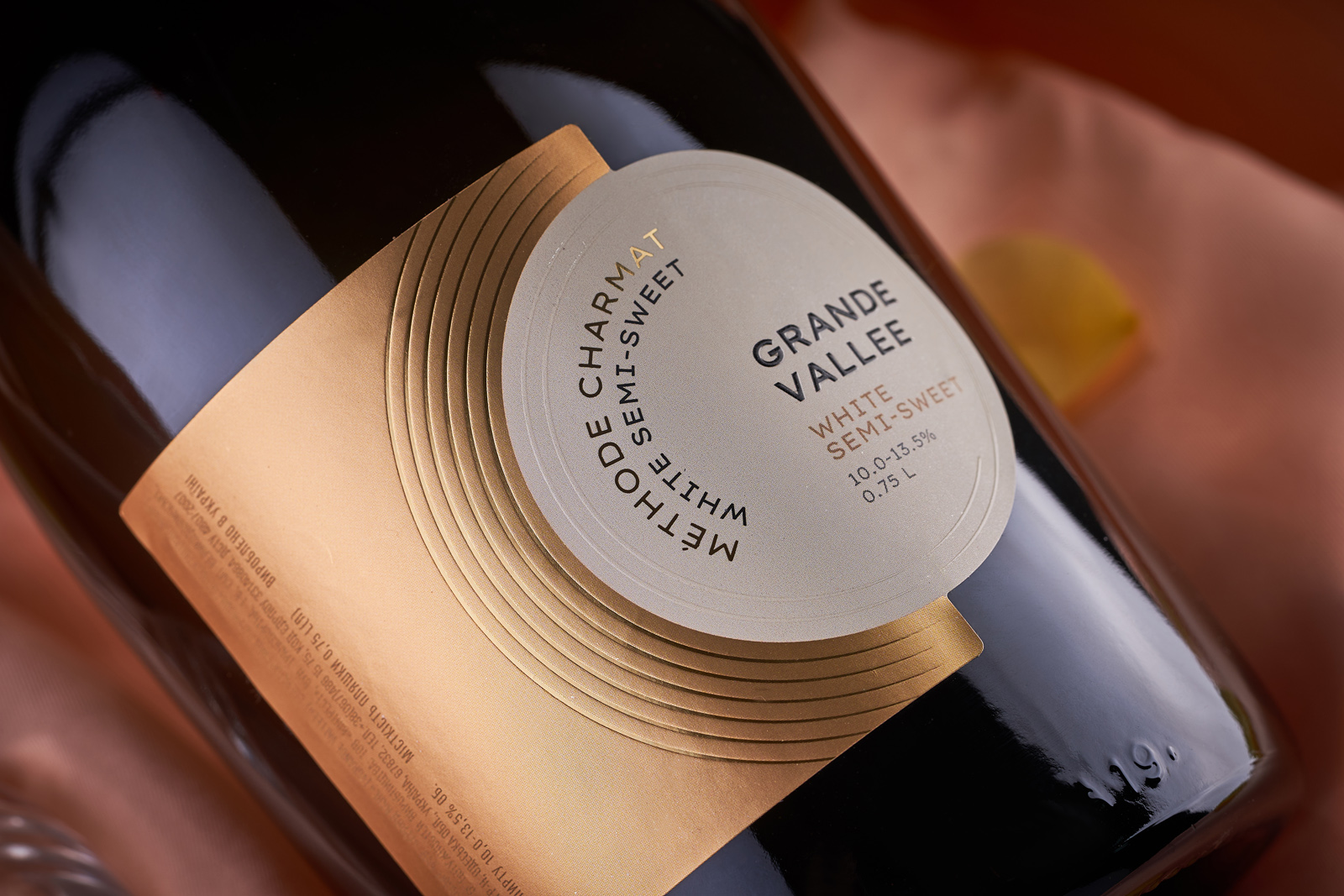 現代簡潔的起泡酒包裝設計參考(圖5)